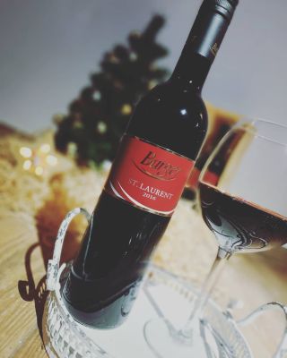 St. Laurent ročník 2016 Jakostní víno tmavě rubínově-červeného zbarvení. Výrazně suché a hutné víno s dlouhým koncem....